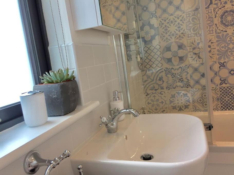 Newly Refurbished Traditional Cottage Blackrock ブラックロック エクステリア 写真