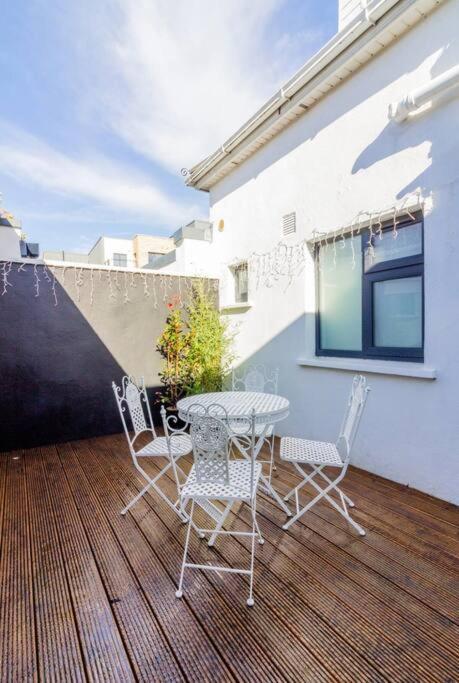 Newly Refurbished Traditional Cottage Blackrock ブラックロック エクステリア 写真