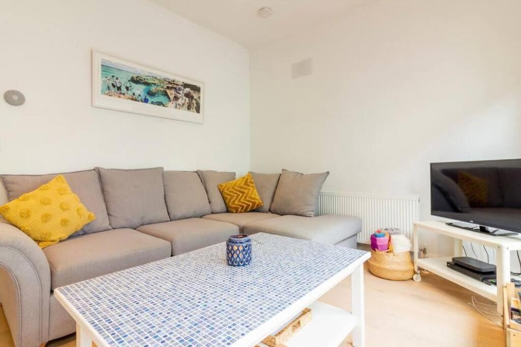Newly Refurbished Traditional Cottage Blackrock ブラックロック エクステリア 写真