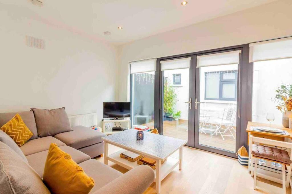 Newly Refurbished Traditional Cottage Blackrock ブラックロック エクステリア 写真