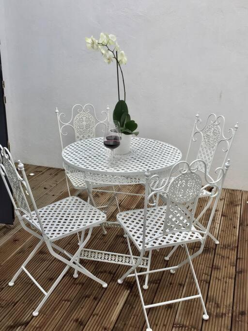 Newly Refurbished Traditional Cottage Blackrock ブラックロック エクステリア 写真