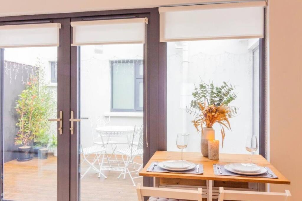Newly Refurbished Traditional Cottage Blackrock ブラックロック エクステリア 写真