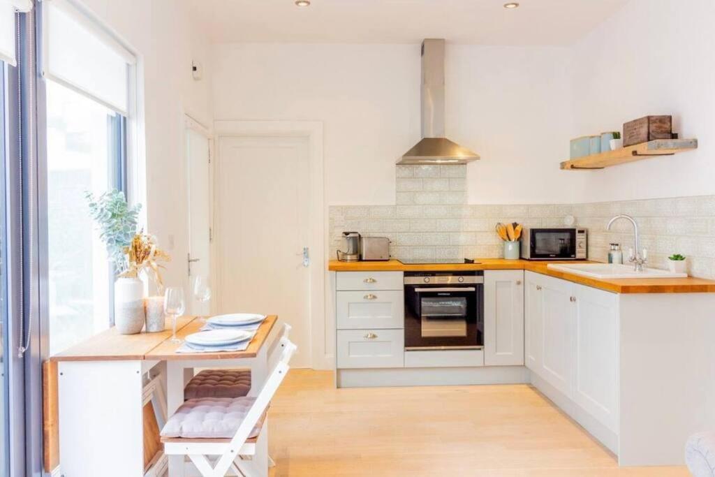 Newly Refurbished Traditional Cottage Blackrock ブラックロック エクステリア 写真