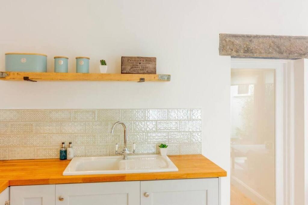 Newly Refurbished Traditional Cottage Blackrock ブラックロック エクステリア 写真