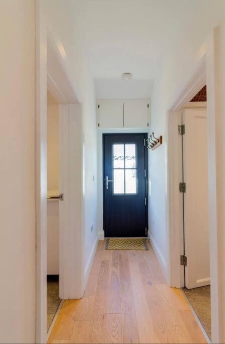 Newly Refurbished Traditional Cottage Blackrock ブラックロック エクステリア 写真