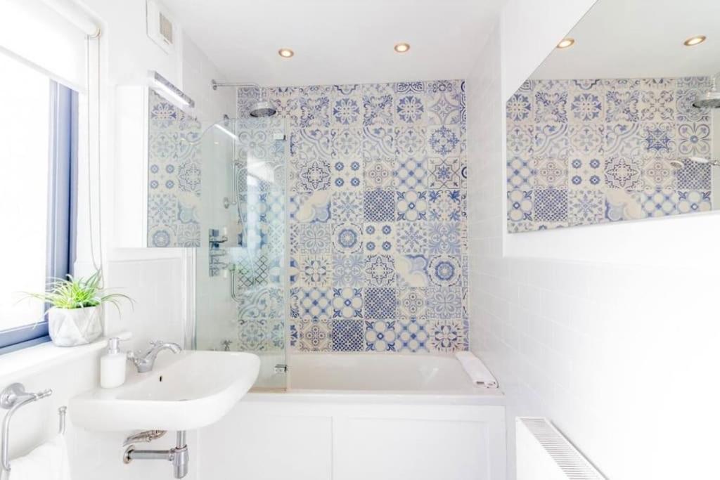 Newly Refurbished Traditional Cottage Blackrock ブラックロック エクステリア 写真