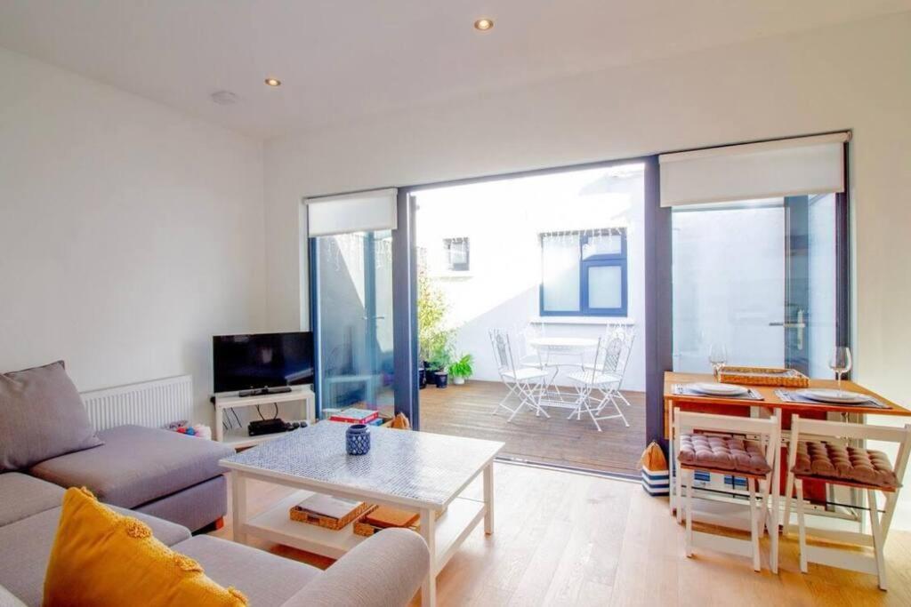 Newly Refurbished Traditional Cottage Blackrock ブラックロック エクステリア 写真