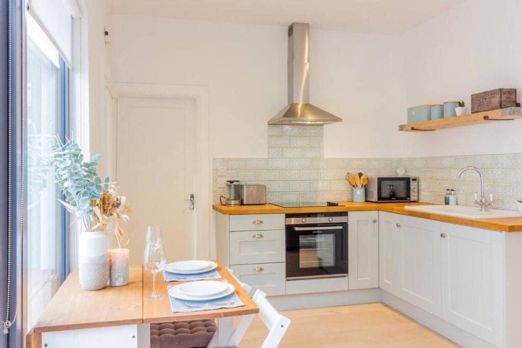 Newly Refurbished Traditional Cottage Blackrock ブラックロック エクステリア 写真